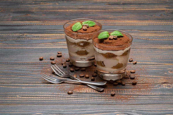 Due porzioni Classico dessert tiramisù in un bicchiere su sfondo di legno — Foto Stock