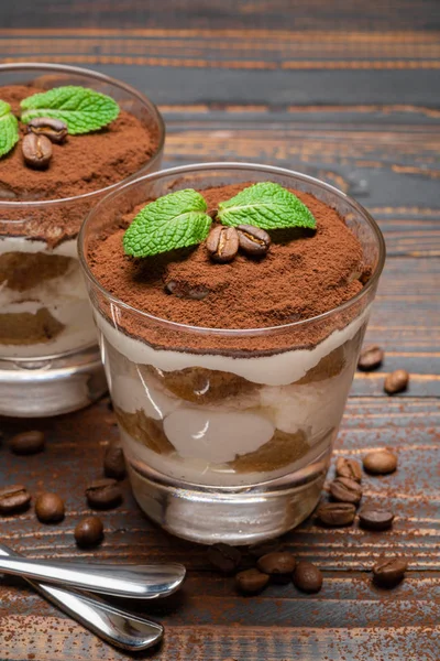 Zwei Portionen klassisches Tiramisu-Dessert im Glas auf Holzgrund — Stockfoto