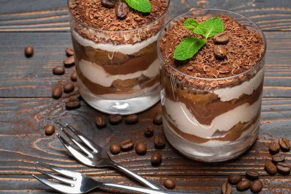 Due porzioni Classico dessert tiramisù in un bicchiere su sfondo di legno — Foto Stock