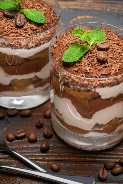 Zwei Portionen klassisches Tiramisu-Dessert im Glas auf Holzgrund — Stockfoto