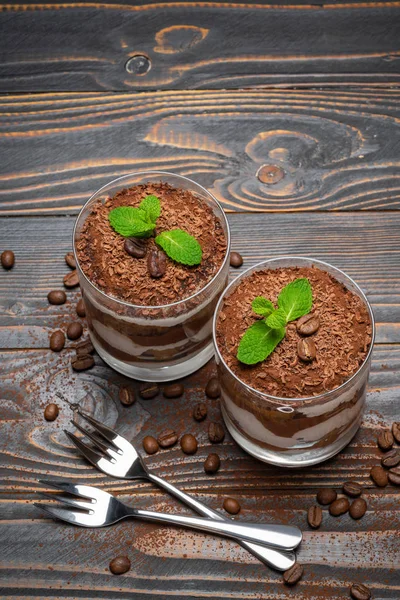 Due porzioni Classico dessert tiramisù in un bicchiere su sfondo di legno — Foto Stock