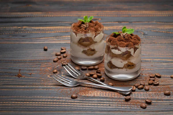 Duas porções Sobremesa tiramisu clássica em um copo em fundo de madeira — Fotografia de Stock