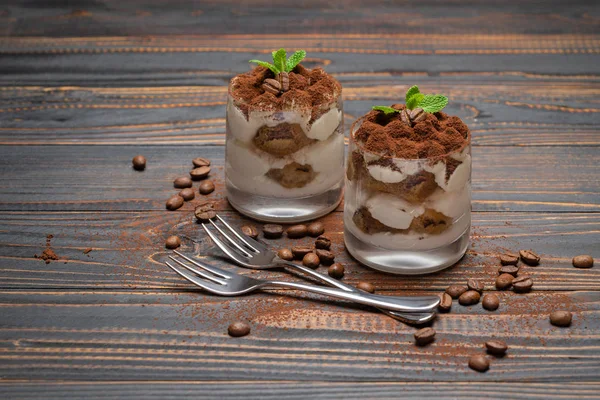 Duas porções Sobremesa tiramisu clássica em um copo em fundo de madeira — Fotografia de Stock