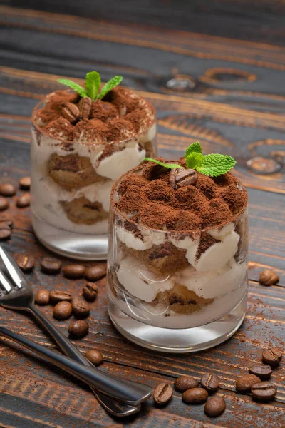 Zwei Portionen klassisches Tiramisu-Dessert im Glas auf Holzgrund — Stockfoto