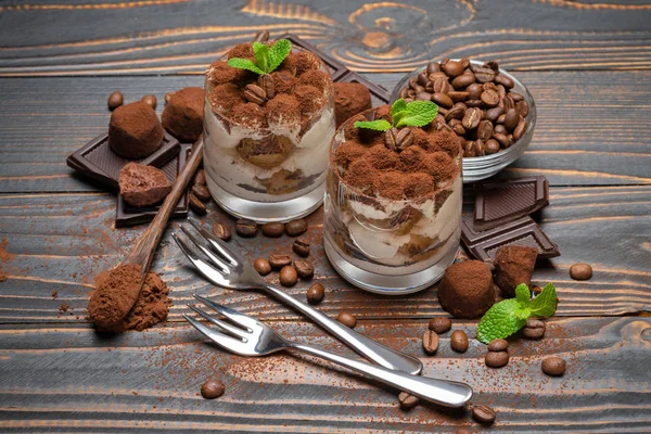 Zwei Portionen klassisches Tiramisu-Dessert im Glas auf Holzgrund — Stockfoto