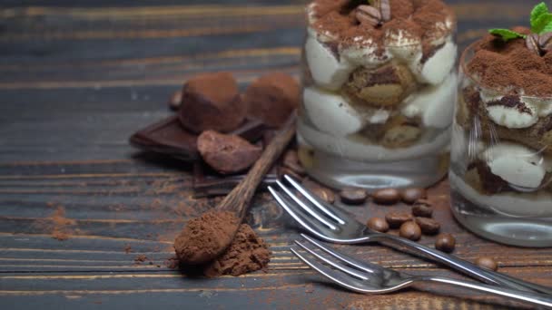 Två portioner klassisk tiramisu dessert i ett glas på trä bakgrund — Stockvideo