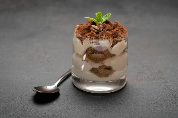 Porção de sobremesa tiramisu clássico em um copo sobre fundo de concreto — Fotografia de Stock