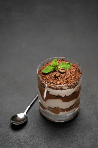 Portion klassisches Tiramisu-Dessert im Glas auf Betongrund — Stockfoto