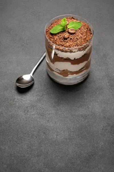 Portion klassisches Tiramisu-Dessert im Glas auf Betongrund — Stockfoto