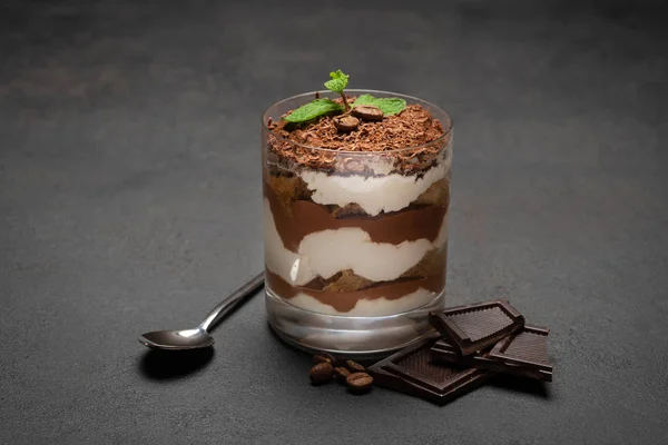 Portion klassisches Tiramisu-Dessert im Glas auf Betongrund — Stockfoto