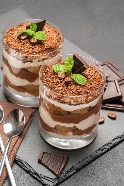 Classico dessert tiramisù in un bicchiere su sfondo di cemento scuro — Foto Stock