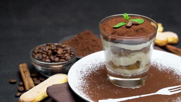 Klassisk tiramisu dessert i ett glas och kopp kaffe på mörk betong bakgrund — Stockvideo