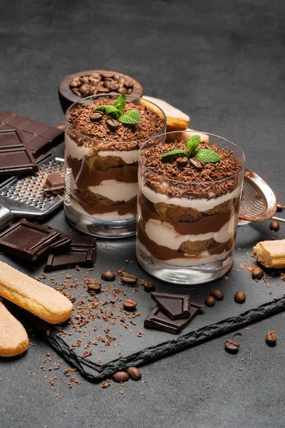 Klassisches Tiramisu-Dessert im Glas auf dunklem Betongrund — Stockfoto