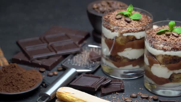 Postre tiramisú clásico en un vaso sobre fondo de hormigón oscuro — Vídeos de Stock