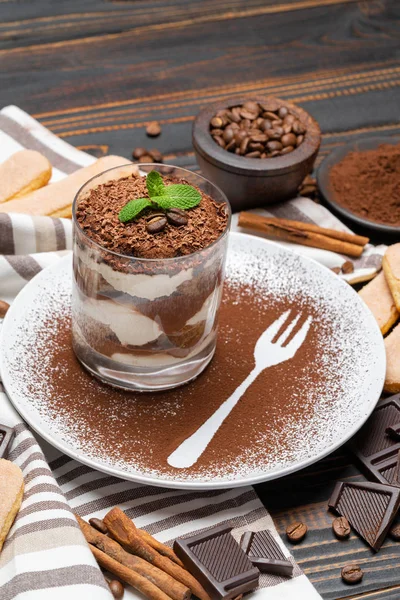 Klassisches Tiramisu-Dessert im Glas auf Holzgrund — Stockfoto