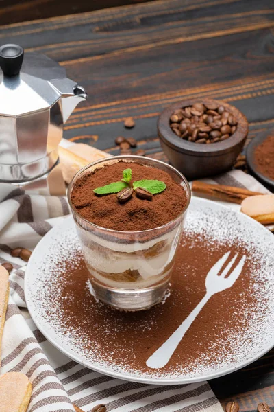 Sobremesa tiramisu clássica em um copo em fundo de madeira — Fotografia de Stock