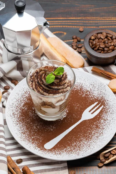 Dessert tiramisù classico in un bicchiere su sfondo di legno — Foto Stock