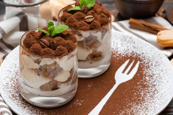 Klassisches Tiramisu-Dessert im Glas auf Holzgrund — Stockfoto