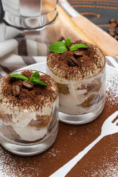 Klassisches Tiramisu-Dessert im Glas auf Holzgrund — Stockfoto