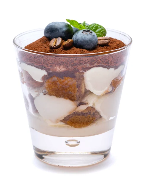 Klasszikus tiramisu desszert áfonyával egy pohár izolált fehér háttér Vágógörbe — Stock Fotó