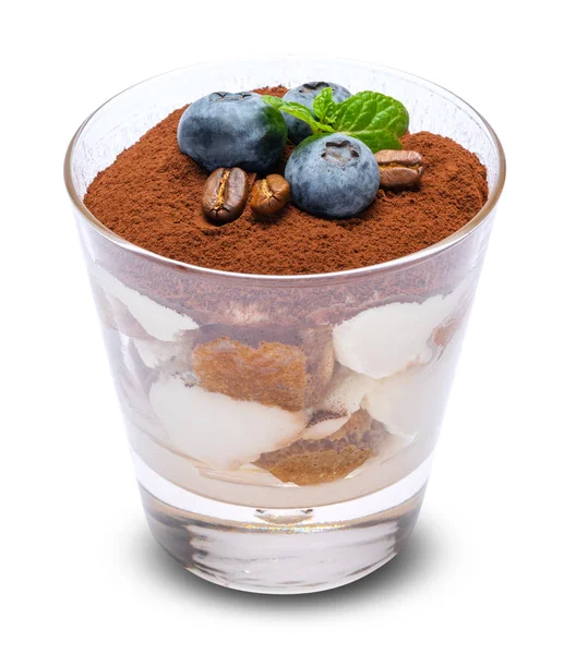 Klasszikus tiramisu desszert áfonyával egy pohár izolált fehér háttér Vágógörbe — Stock Fotó