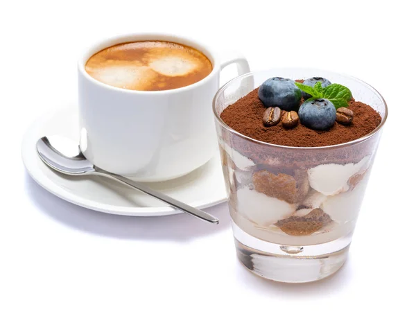 Postre tiramisú clásico con arándanos en un vaso y taza de café aislado sobre un fondo blanco con camino de recorte — Foto de Stock