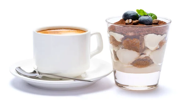 Postre tiramisú clásico con arándanos en un vaso y taza de café aislado sobre un fondo blanco con camino de recorte — Foto de Stock