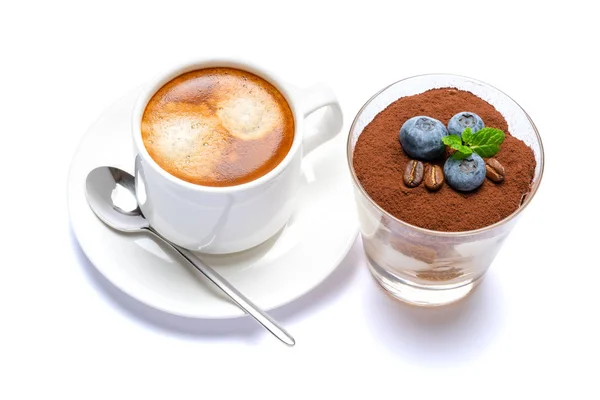 Klasyczny deser Tiramisu z jagodami w szklance i filiżankę kawy wydzielonej na białym tle ze ścieżką przycinającą — Zdjęcie stockowe