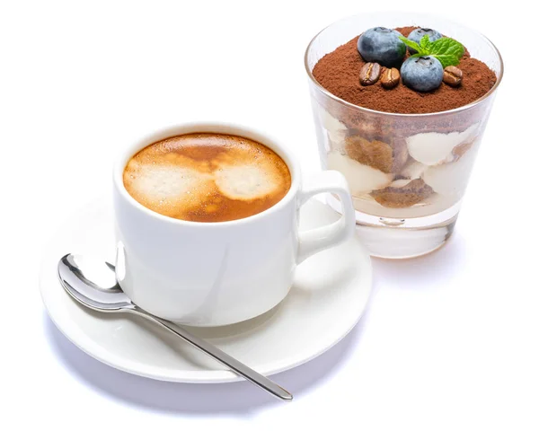 Klassisk tiramisu dessert med blåbär i ett glas och kopp kaffe isolerat på en vit bakgrund med urklippsbana — Stockfoto