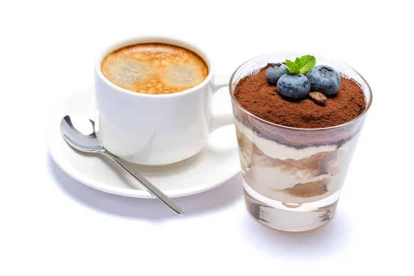 Postre tiramisú clásico con arándanos en un vaso y taza de café aislado sobre un fondo blanco con camino de recorte — Foto de Stock