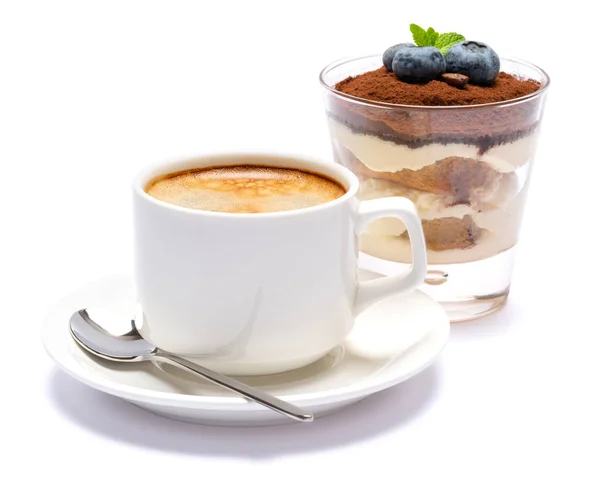 Klassisk tiramisu dessert med blåbär i ett glas och kopp kaffe isolerat på en vit bakgrund med urklippsbana — Stockfoto