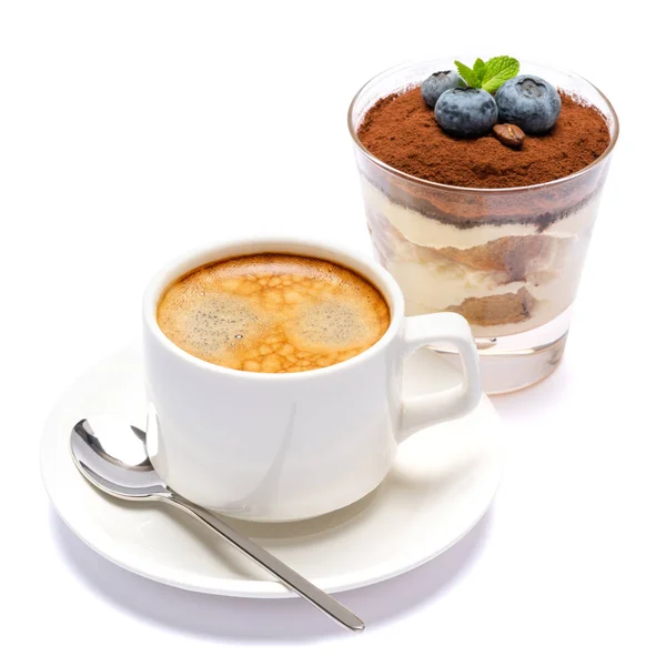 Postre tiramisú clásico con arándanos en un vaso y taza de café aislado sobre un fondo blanco con camino de recorte — Foto de Stock