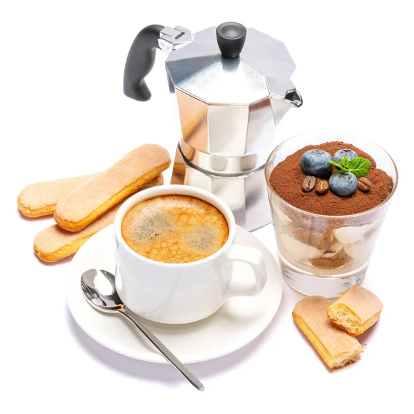 Классический десерт тирамису с черникой в стакане и чашкой кофе изолированы на белом фоне с вырезкой пути — стоковое фото
