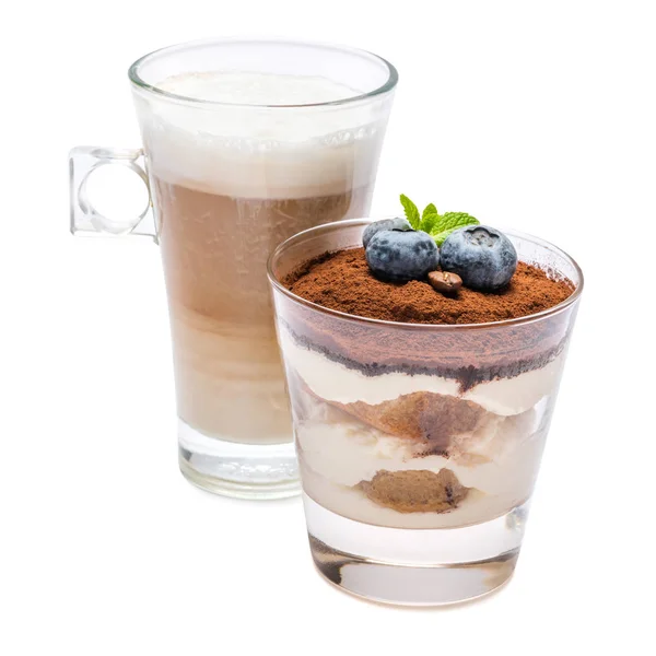Postre tiramisú clásico con arándanos en un vaso y taza de café aislado sobre un fondo blanco con camino de recorte — Foto de Stock
