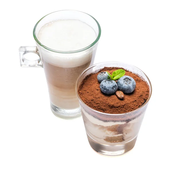 Postre tiramisú clásico con arándanos en un vaso y taza de café aislado sobre un fondo blanco con camino de recorte — Foto de Stock