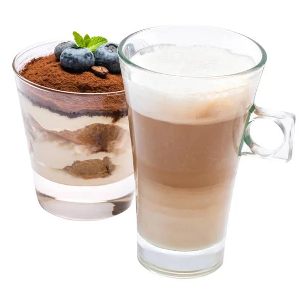 Postre tiramisú clásico con arándanos en un vaso y taza de café aislado sobre un fondo blanco con camino de recorte — Foto de Stock