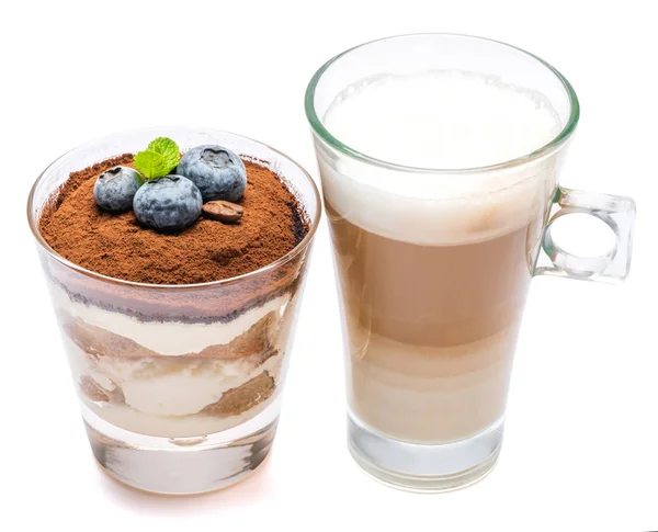 Postre tiramisú clásico con arándanos en un vaso y taza de café aislado sobre un fondo blanco con camino de recorte — Foto de Stock