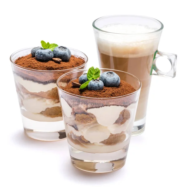 Classico dessert tiramisù con mirtilli in un bicchiere e tazza di caffè isolato su sfondo bianco con percorso di ritaglio — Foto Stock