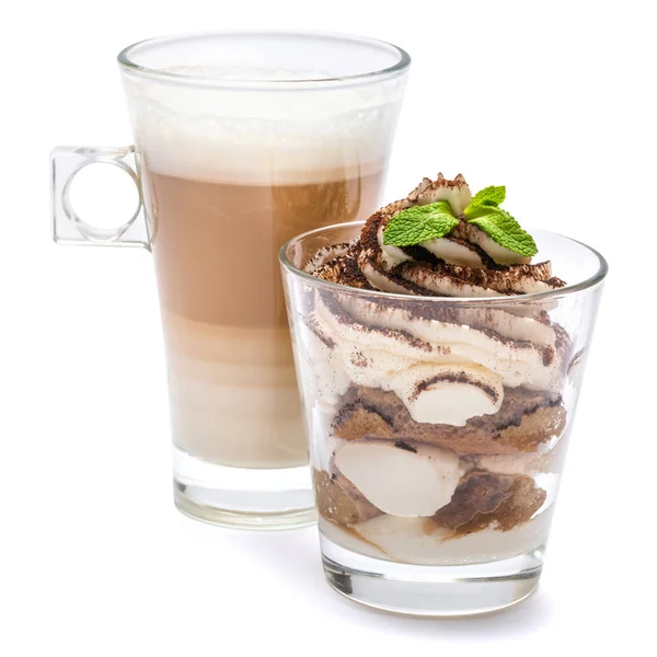 Postre tiramisú clásico en un vaso y taza de café aislado sobre un fondo blanco con camino de recorte — Foto de Stock