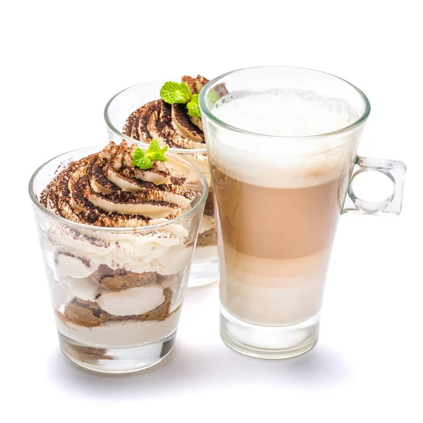 Postre tiramisú clásico en un vaso y taza de café aislado sobre un fondo blanco con camino de recorte — Foto de Stock