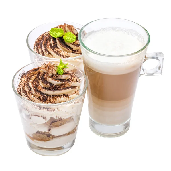 Klassiek Tiramisu-dessert in een glas en kopje koffie geïsoleerd op een witte achtergrond met uitknippad — Stockfoto