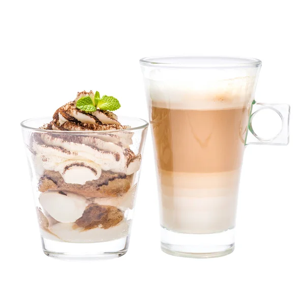 Postre tiramisú clásico en un vaso y taza de café aislado sobre un fondo blanco con camino de recorte — Foto de Stock