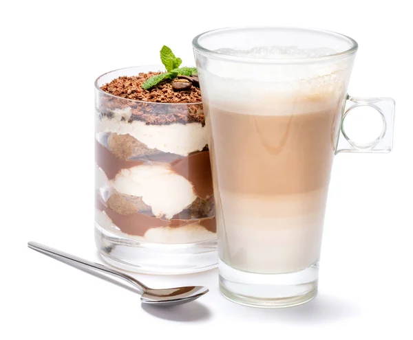 Postre tiramisú clásico en un vaso y taza de café aislado sobre un fondo blanco con camino de recorte — Foto de Stock