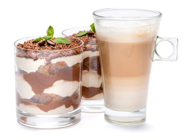 Postre tiramisú clásico en un vaso y taza de café aislado sobre un fondo blanco con camino de recorte — Foto de Stock