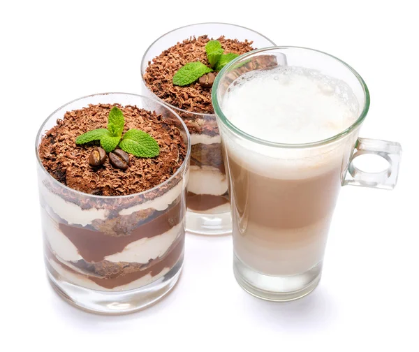 Postre tiramisú clásico en un vaso y taza de café aislado sobre un fondo blanco con camino de recorte — Foto de Stock