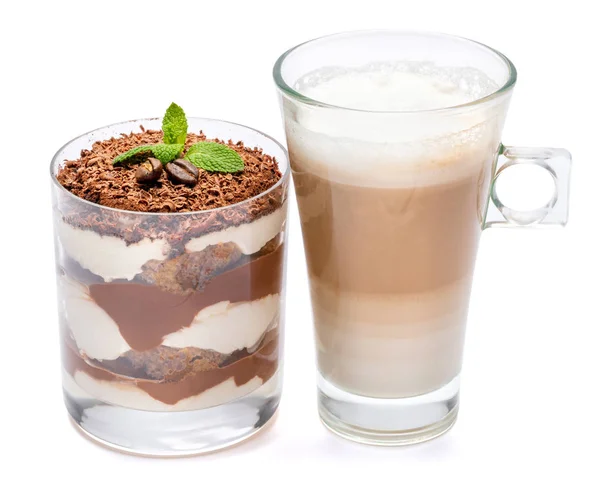 Postre tiramisú clásico en un vaso y taza de café aislado sobre un fondo blanco con camino de recorte — Foto de Stock