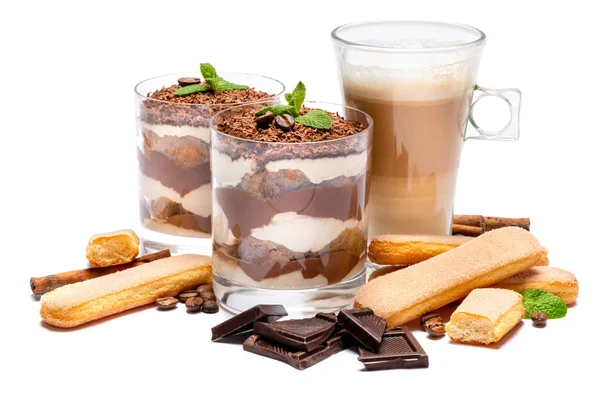 Postre tiramisú clásico en un vaso, galletas savoiardi y taza de café aislado en un blanco — Foto de Stock