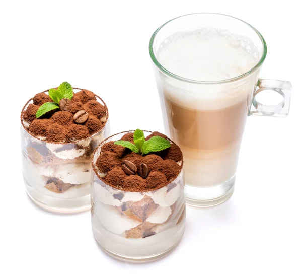 Postre tiramisú clásico en un vaso y taza de café aislado sobre un fondo blanco con camino de recorte — Foto de Stock