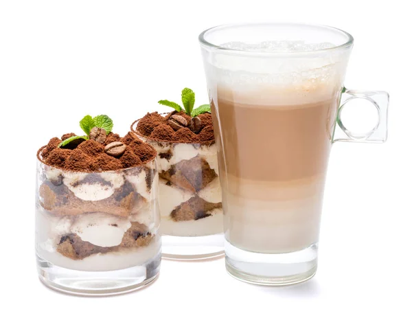 Postre tiramisú clásico en un vaso y taza de café aislado sobre un fondo blanco con camino de recorte — Foto de Stock