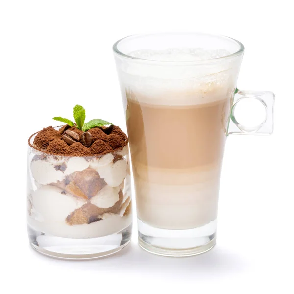 Postre tiramisú clásico en un vaso y taza de café aislado sobre un fondo blanco con camino de recorte — Foto de Stock
